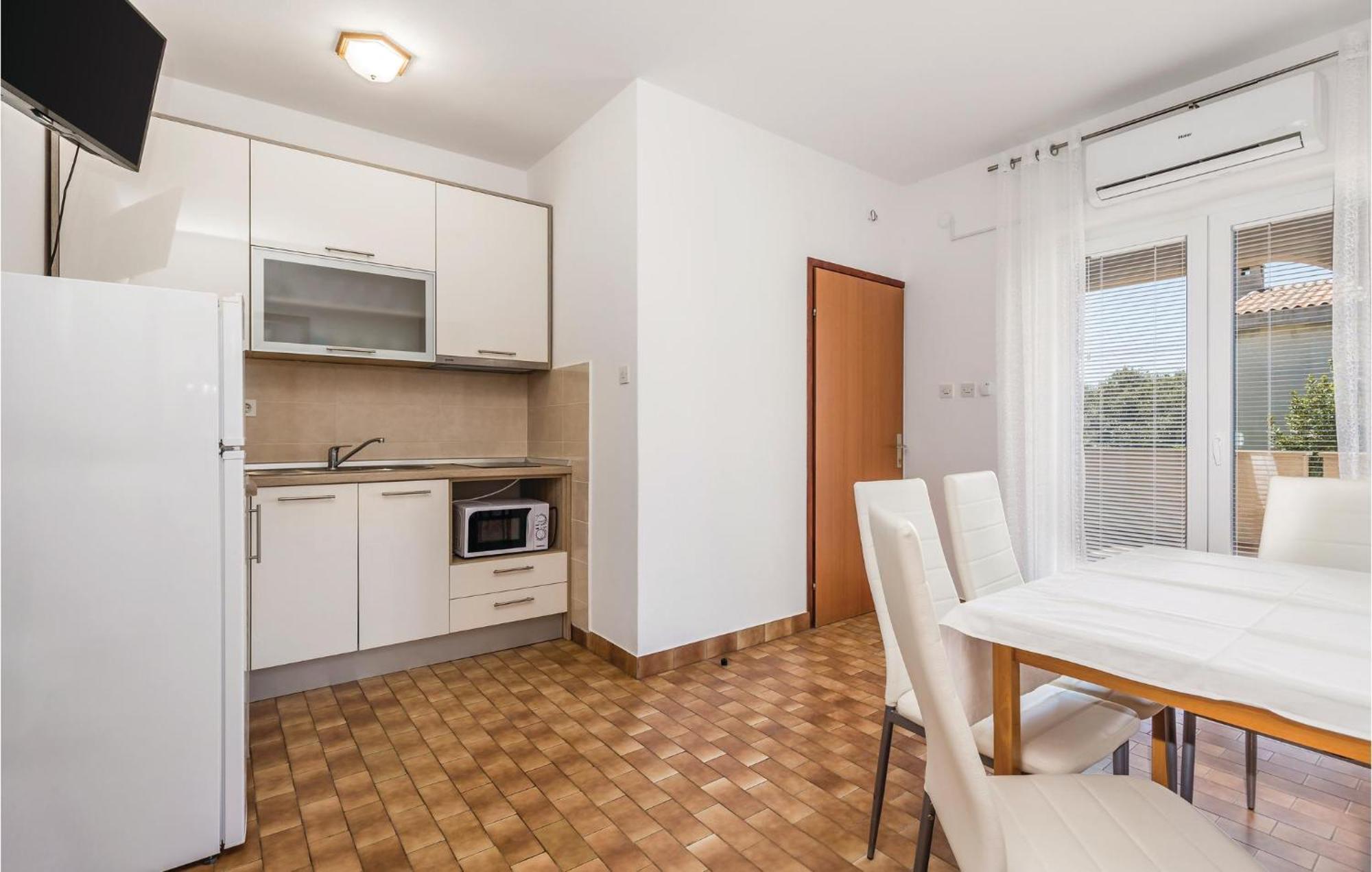 Lovely Apartment In Mandre With Wifi Exterior photo