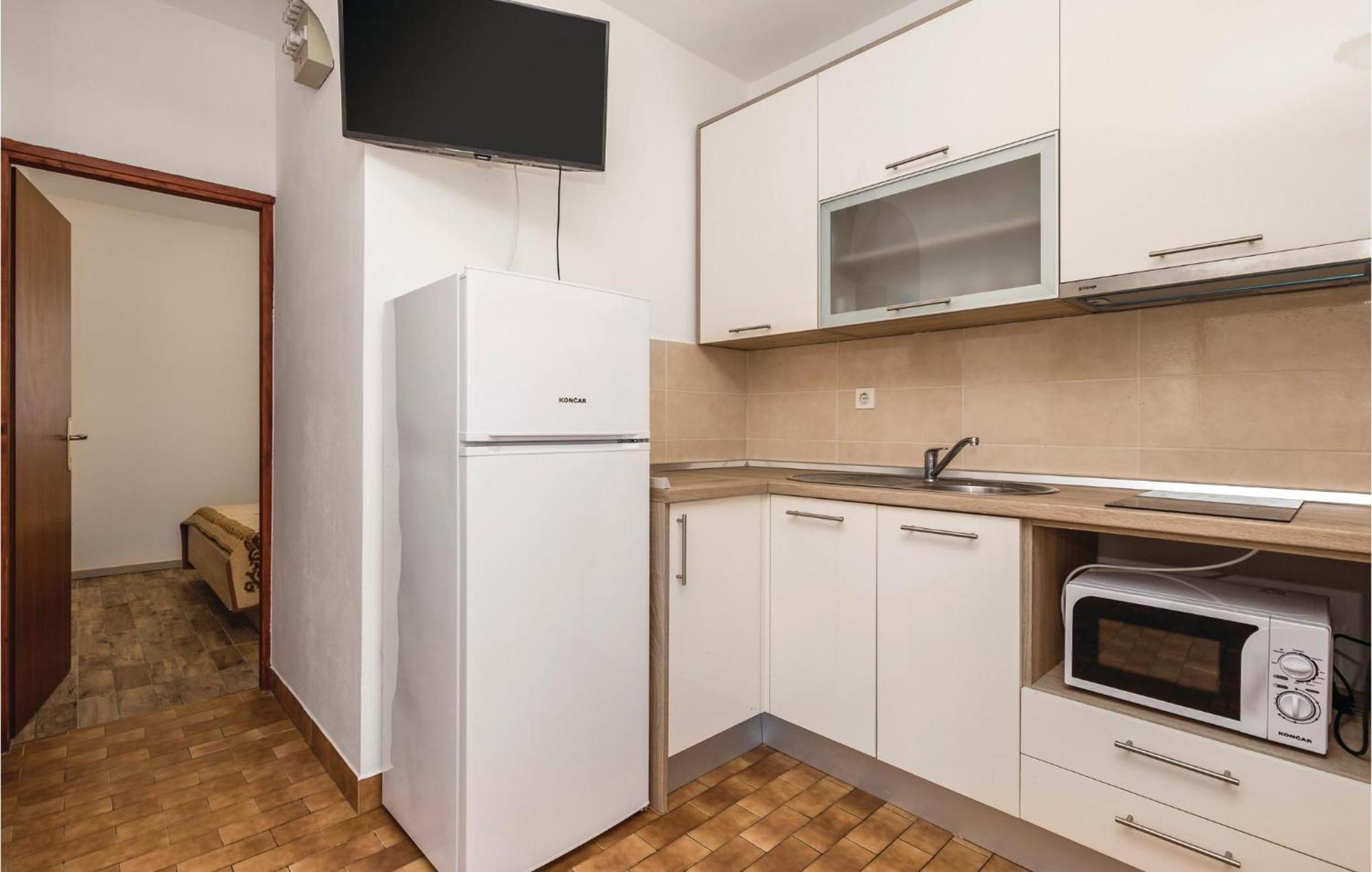 Lovely Apartment In Mandre With Wifi Exterior photo